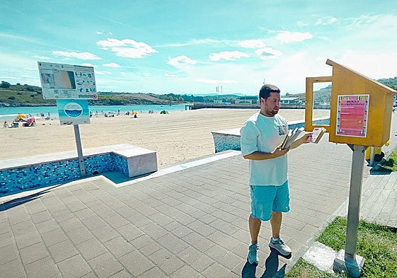 El concejal de Cultura, Fran Gascón, en el punto de intercambio de libros de La Ribera.