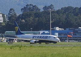 Un avión de la aerolínea Ryanair, en la pista del Seve Ballesteros.