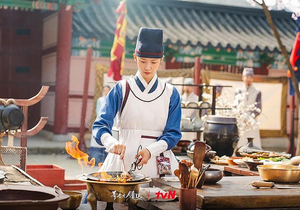 Yoon-ah, protagonista, en media faena culinaria.