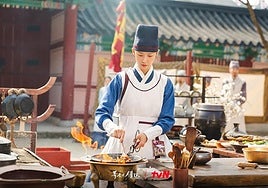 Yoon-ah, protagonista, en media faena culinaria.