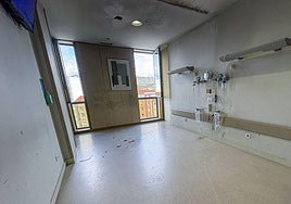 La habitación en la que ha tenido lugar el incendio en la que han sido retiradas las camas.