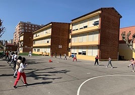 Un grupo de alumnos practica deporte en el patio del colegio Juan de la Cosa, en Santoña.