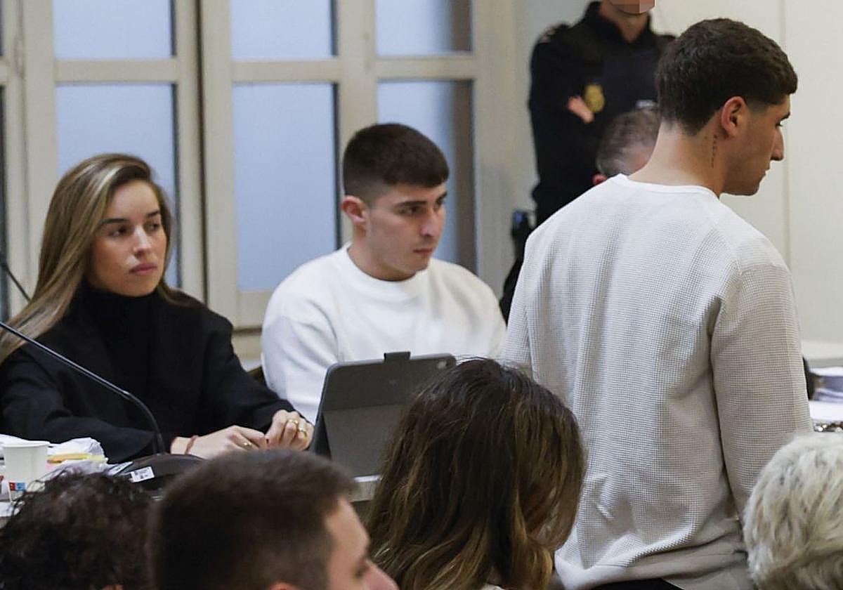 Rubén, sentado, y Ángel de pie, en el juicio celebrado en la Audiencia Provincial.