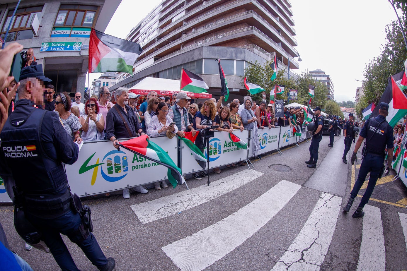 Gran presencia policial en el inicio de la etapa.