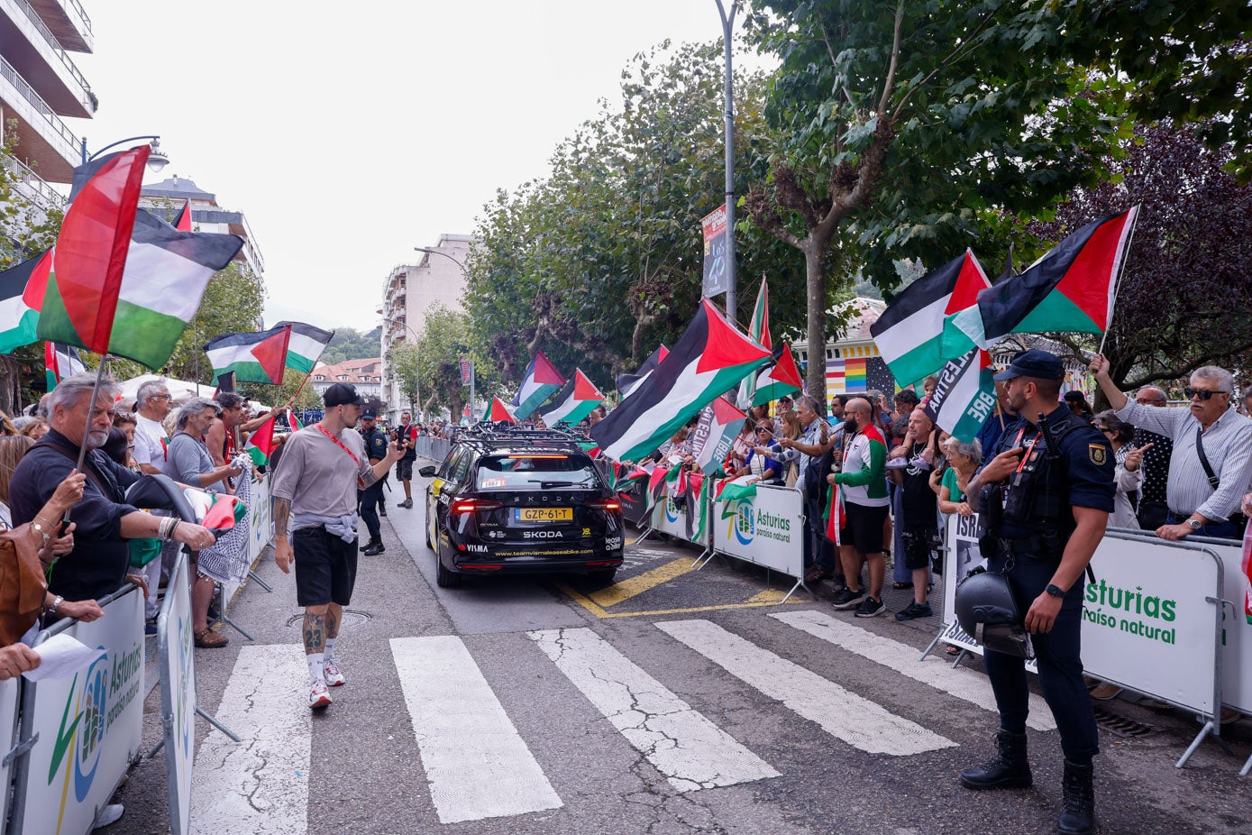 Presencia de banderas de Palestina en la salida de la etapa, en Laredo.