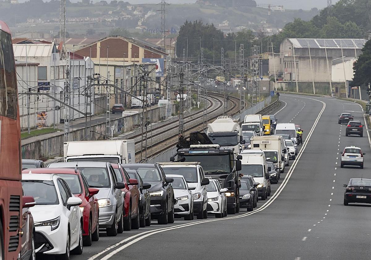 Una fila de coches circula por la N-623 a su paso por la calle Eduardo García del Río, en Santander.