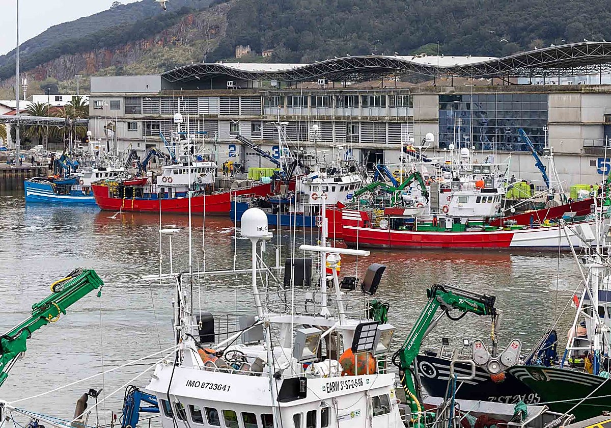 Vista del puerto pesquero de Santoña.