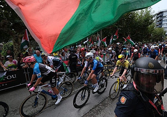 Salida de La Vuelta en Laredo.