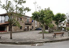 Imagen de la plaza que rodea a la iglesia de San Román en Viérnoles.