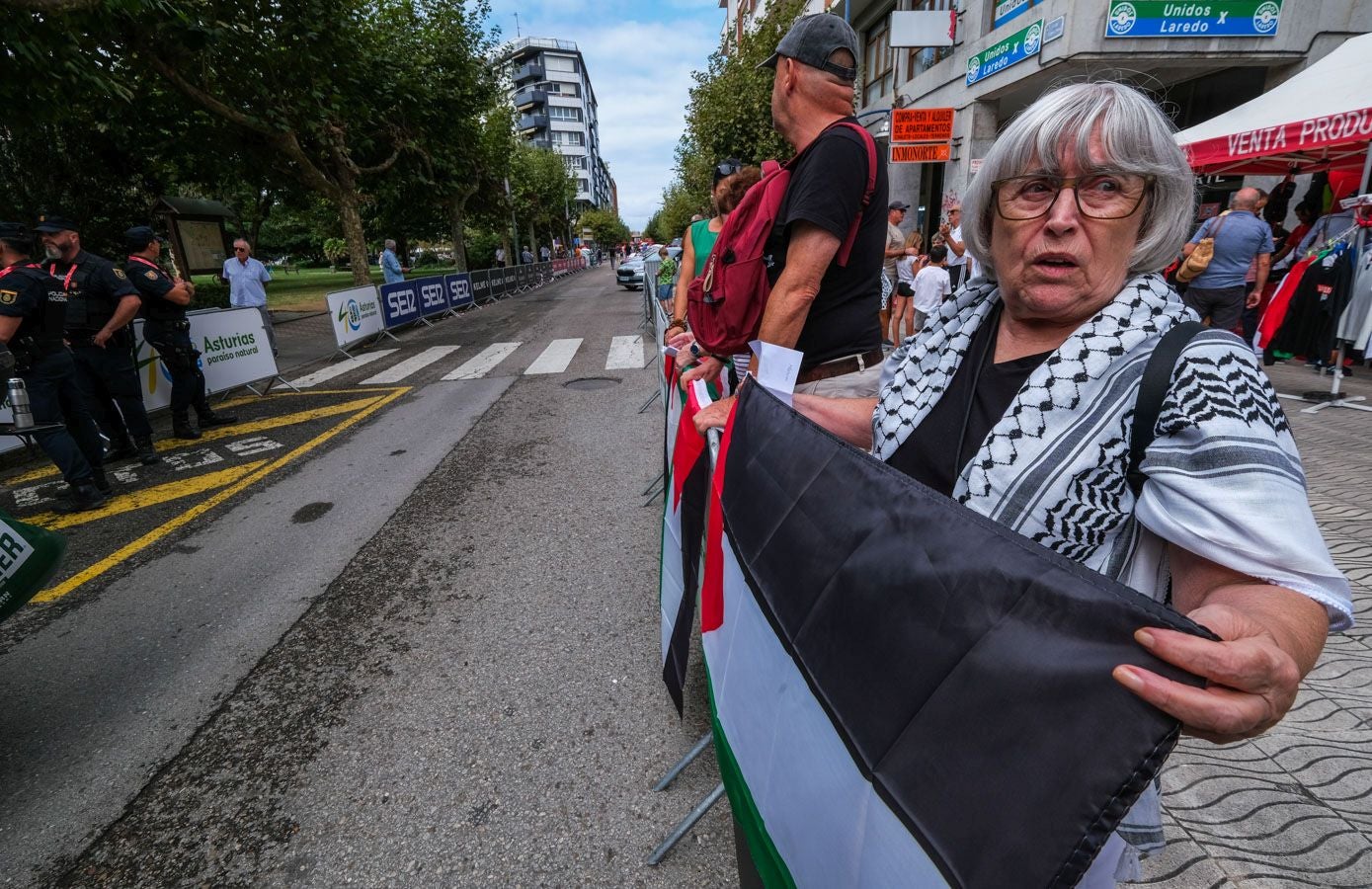 Una mujer sostiene una bandera de apoyo a Palestina en la villa pejina.