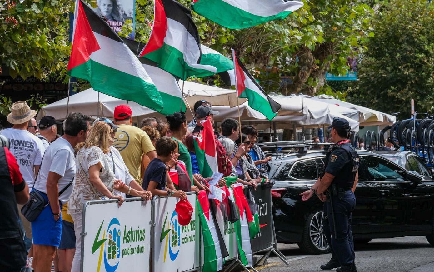 Agentes de la Policía Nacional vigilan al grupo de manifestantes.