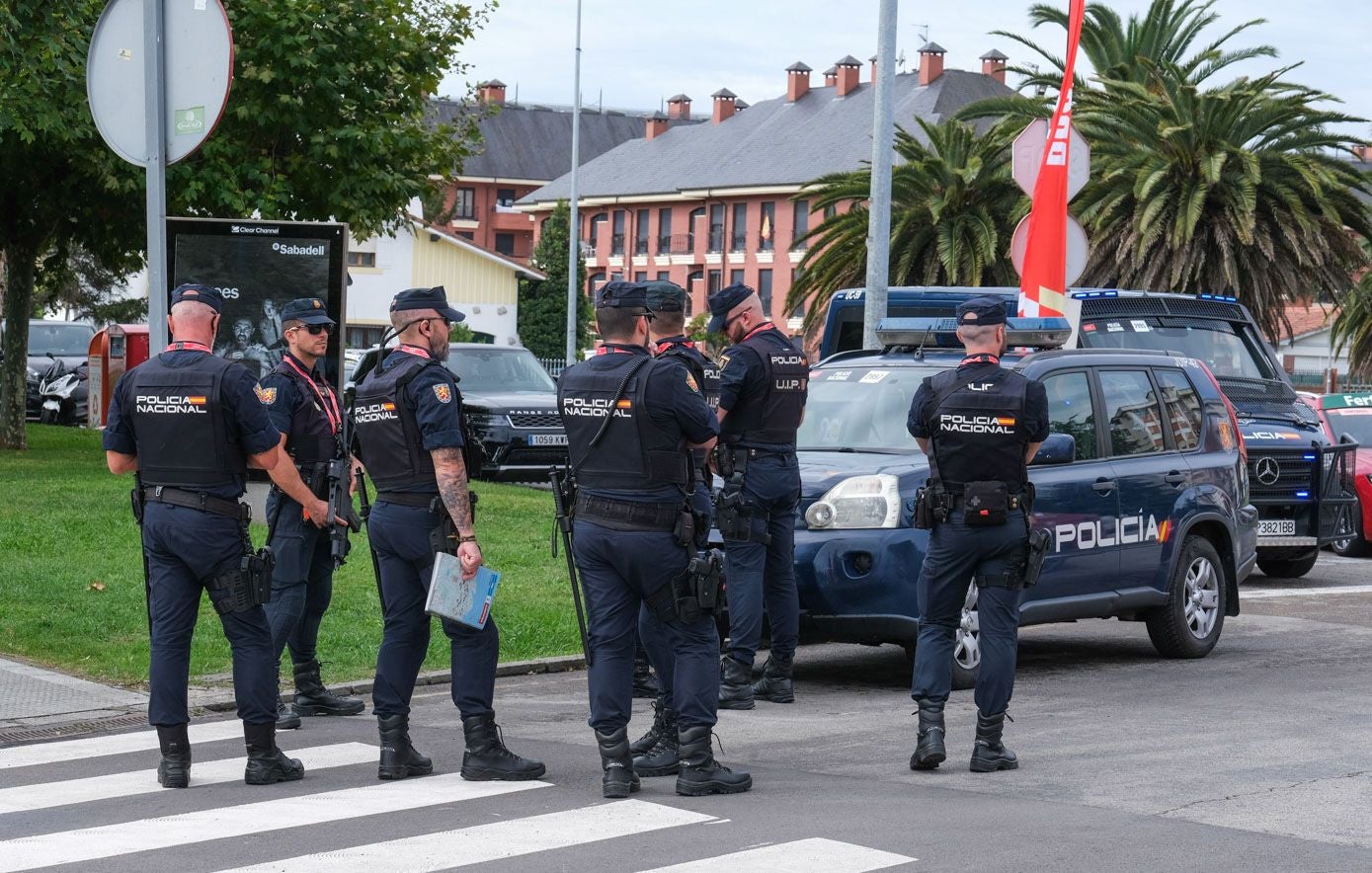 Efectivos de la Policía Nacional, en Laredo, blindan la etapa de la Vuelta que este jueves transcurre íntegramente por Cantabria.