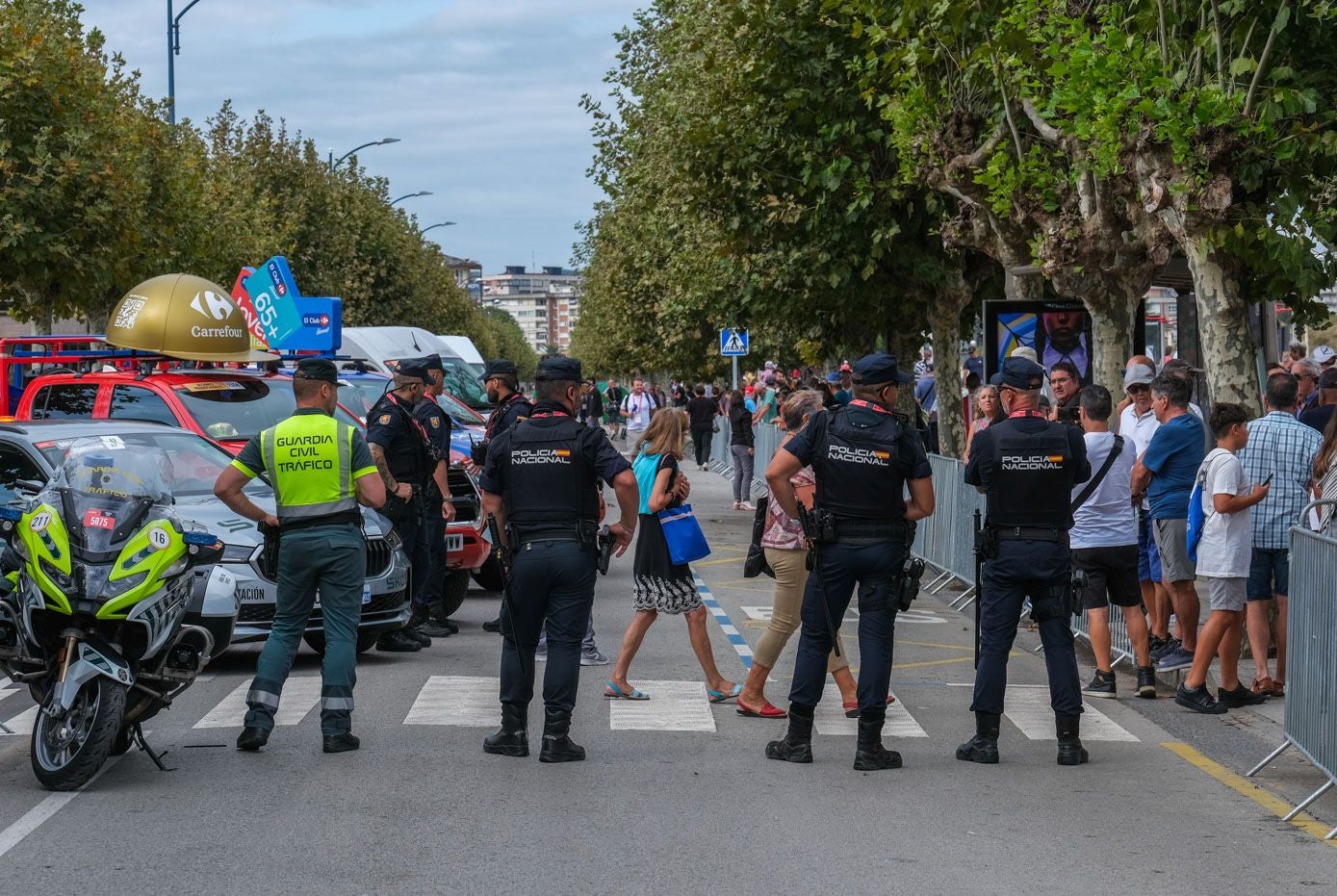 La Guardia Civil y Policía Nacional presentes en Laredo, para controlar la etapa.