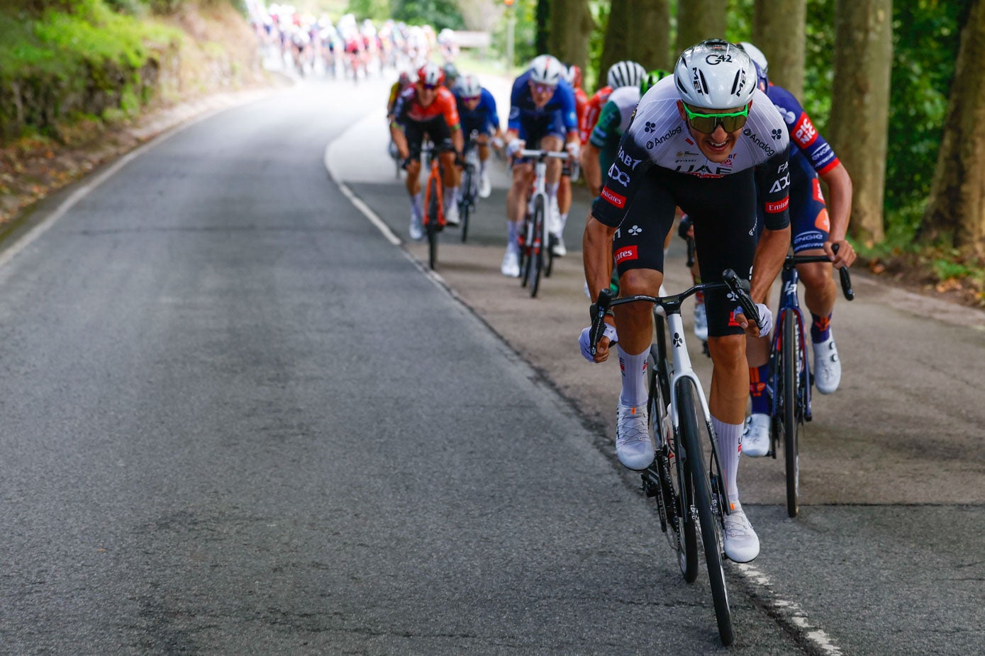 Marc Soler, del UAE, al frente del grupo de ciclistas escapados. 