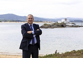 El ministro Jordi Hereu, junto a la playa de La Magdalena, en Santander.