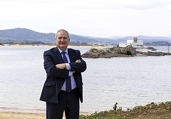 El ministro Jordi Hereu, junto a la playa de La Magdalena, en Santander.
