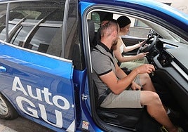 Una alumna recibe instrucciones de un profesor.