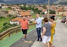El alcalde, José Antonio Cobo, con vecinos de Tarriba.