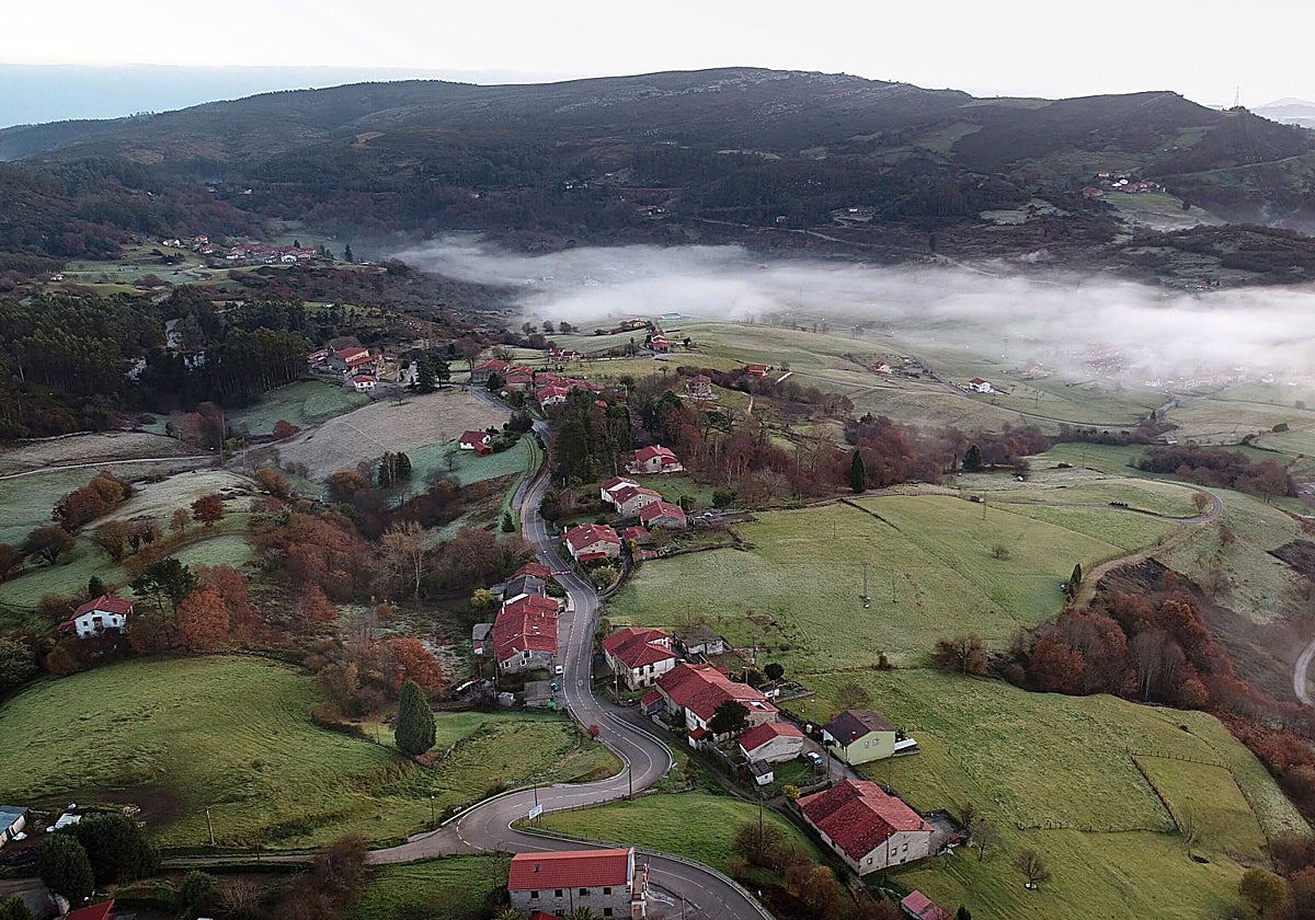 Vista áerea del municipio de Udías, en la zona en la que se están realizando sondeos de investigación.