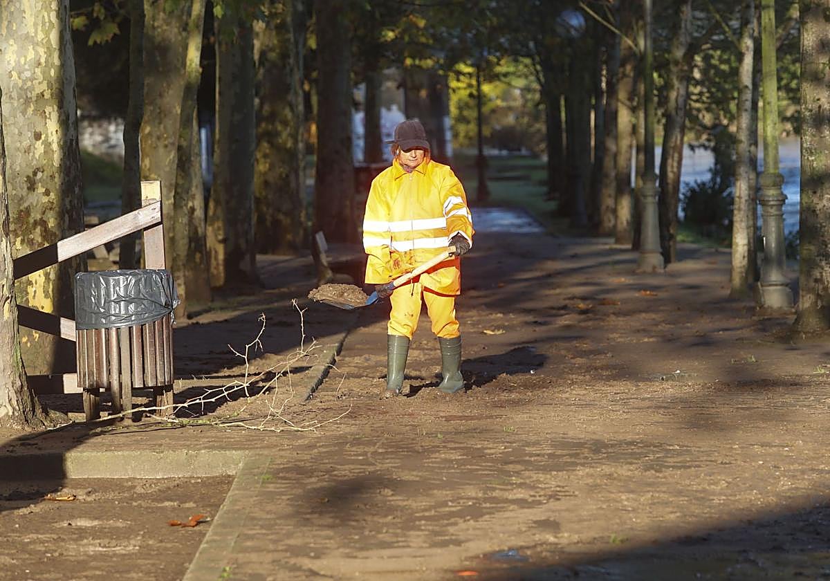 Una mujer realiza labores de limpieza en Piélagos.