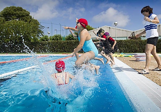 Varios niños en la piscina del Complejo de Ruth Beitia.