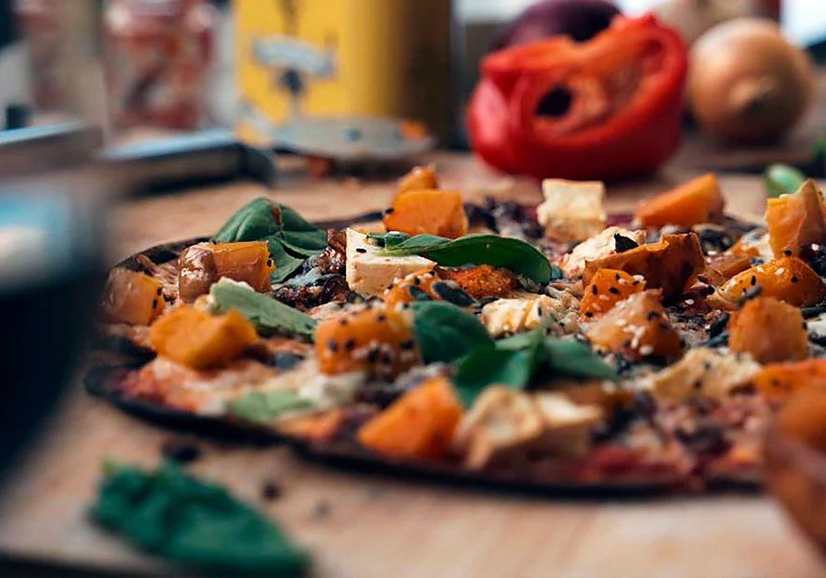 Una pizza vegetal, con entre otros ingredientes, calabaza asada con queso.