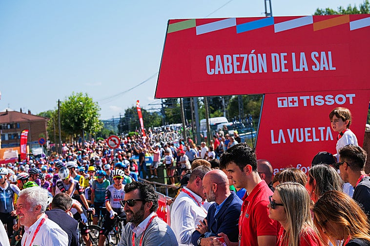 Los corredores, a punto de partir de Cabezón de la Sal