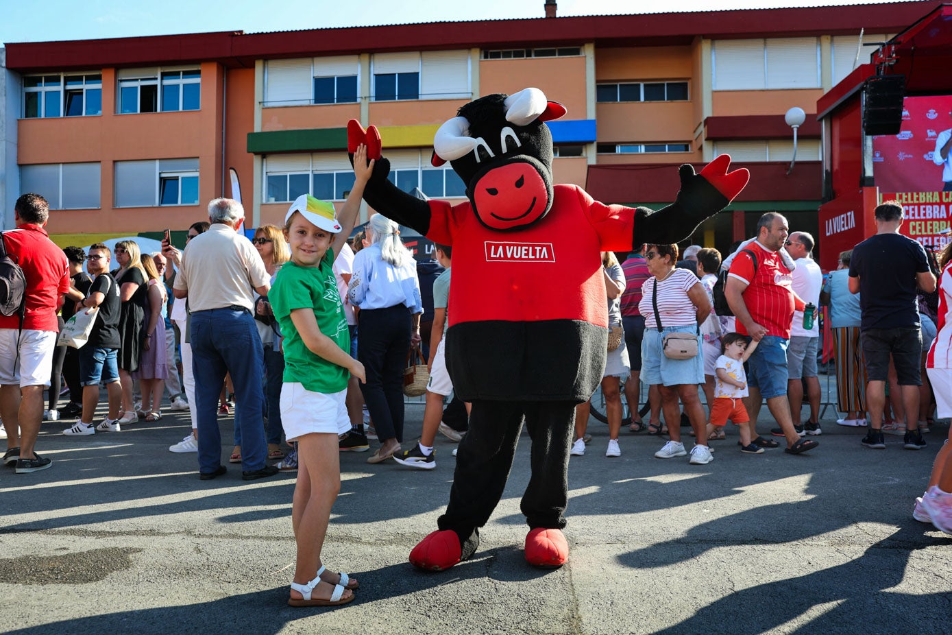 Los más pequeños se hicieron fotos con la mascota de la Vuelta en los prolegómenos de la salida.