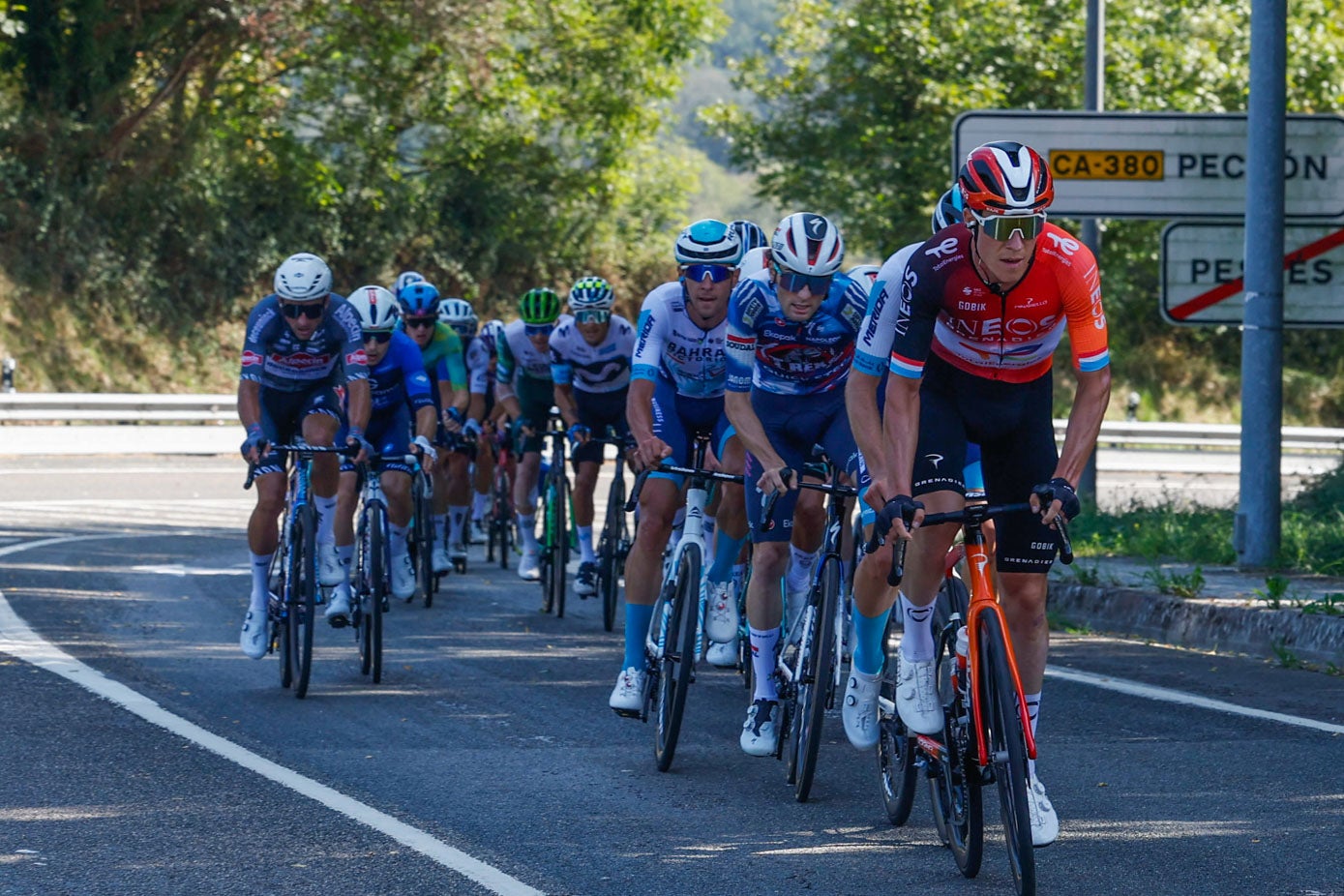 Los corredores, ya en plena etapa en los últimos kilómetros por Cantabria.
