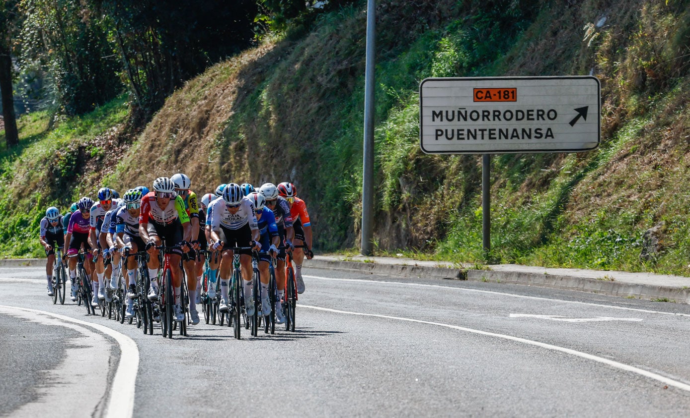 Un grupo ya cerca de Unquera, la última localidad cántabra antes de adentrarse en Asturias.
