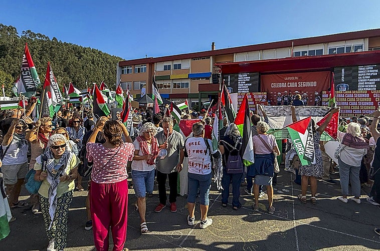 Momento de la cacerolada de las diez de la mañana.