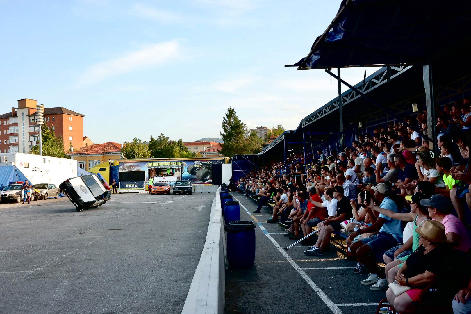 Cerca de 400 personas asistieron al espectáculo, instalado en el parking de La Lechera. 