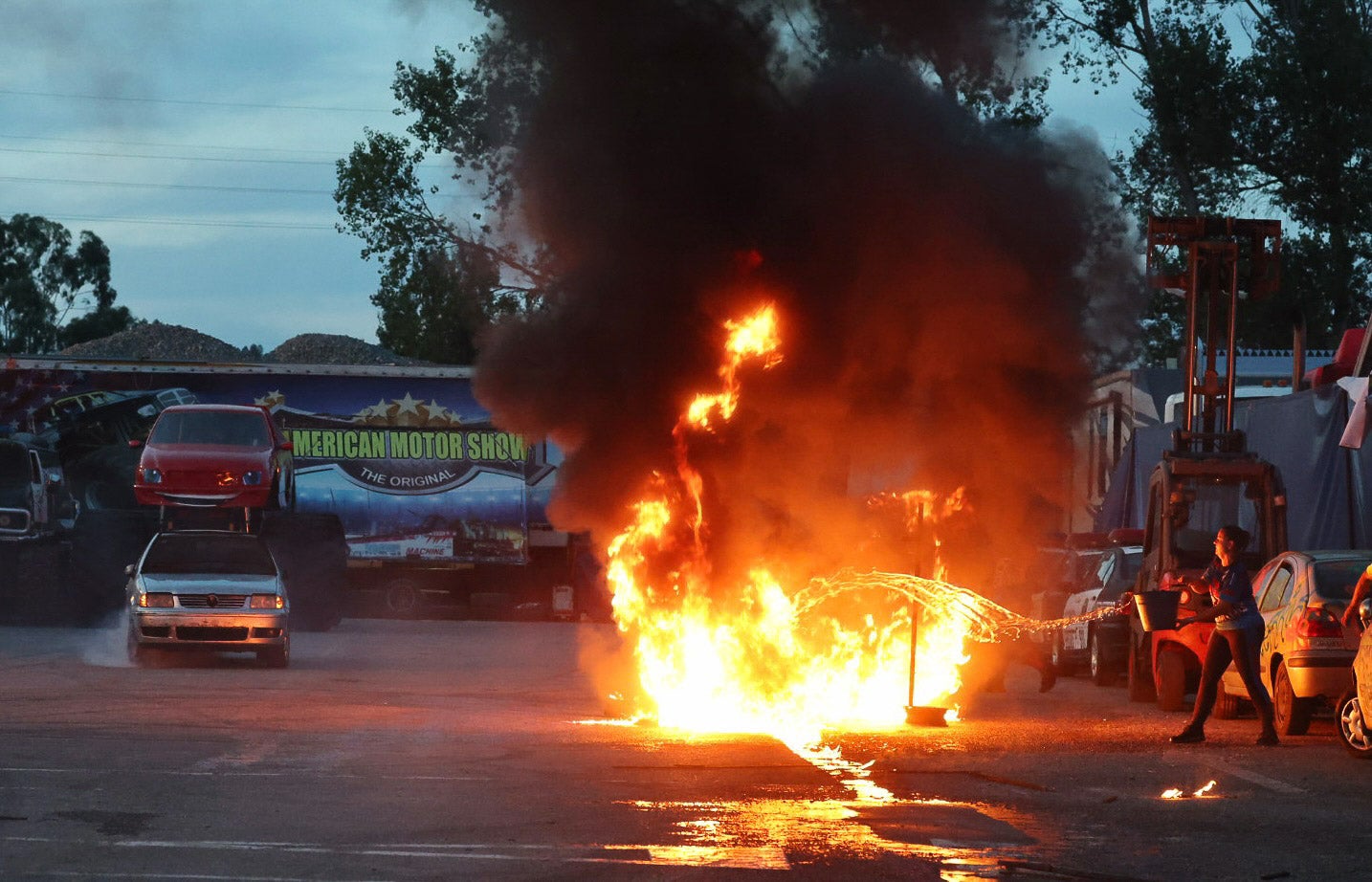 También hubo tiempo de quemar gasolina y utilizarla como obstáculo este sábado por la tarde.