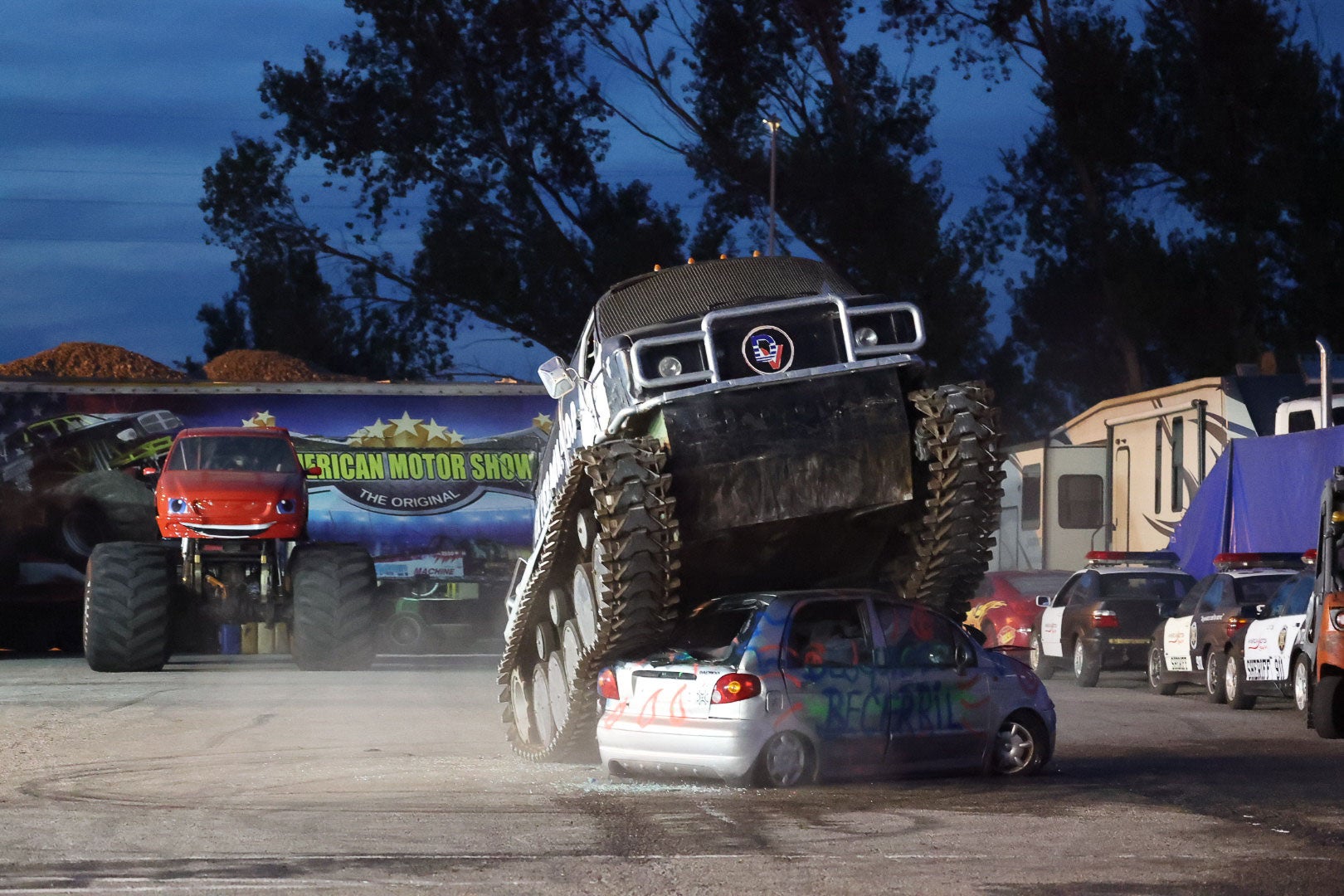 El 'Exterminator' pasa por encima de un coche, que terminó destrozado. 