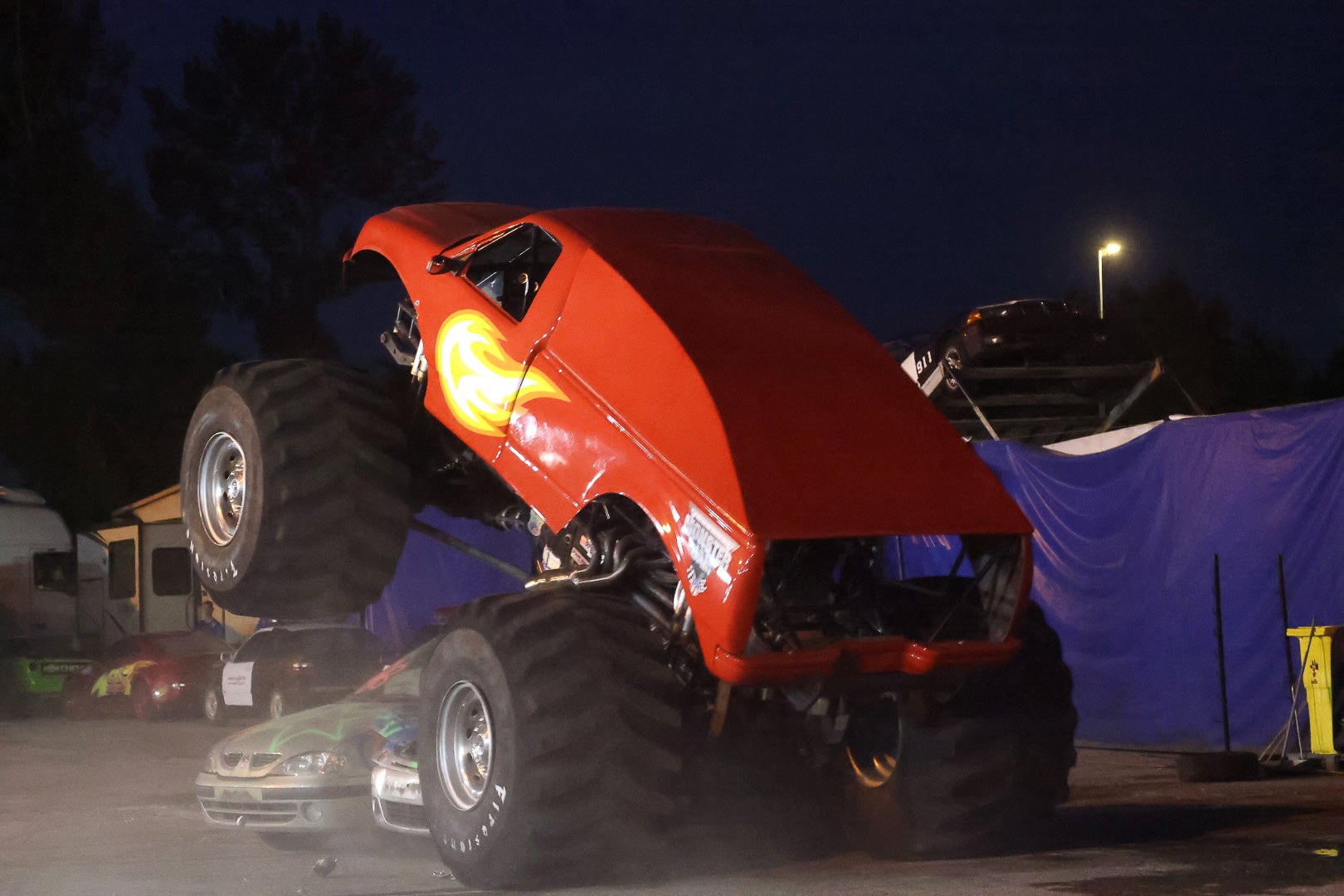 El camión destructor, 'monster truck', rugió y terminó de destrozar algunos de los vehículos, este sábado, en Torrelavega. 