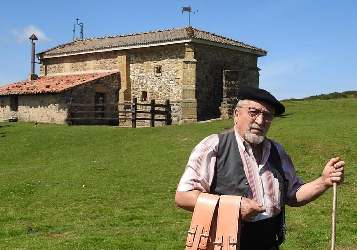 Pedro Buenaga Corrales, ante la Ermita del Moral.