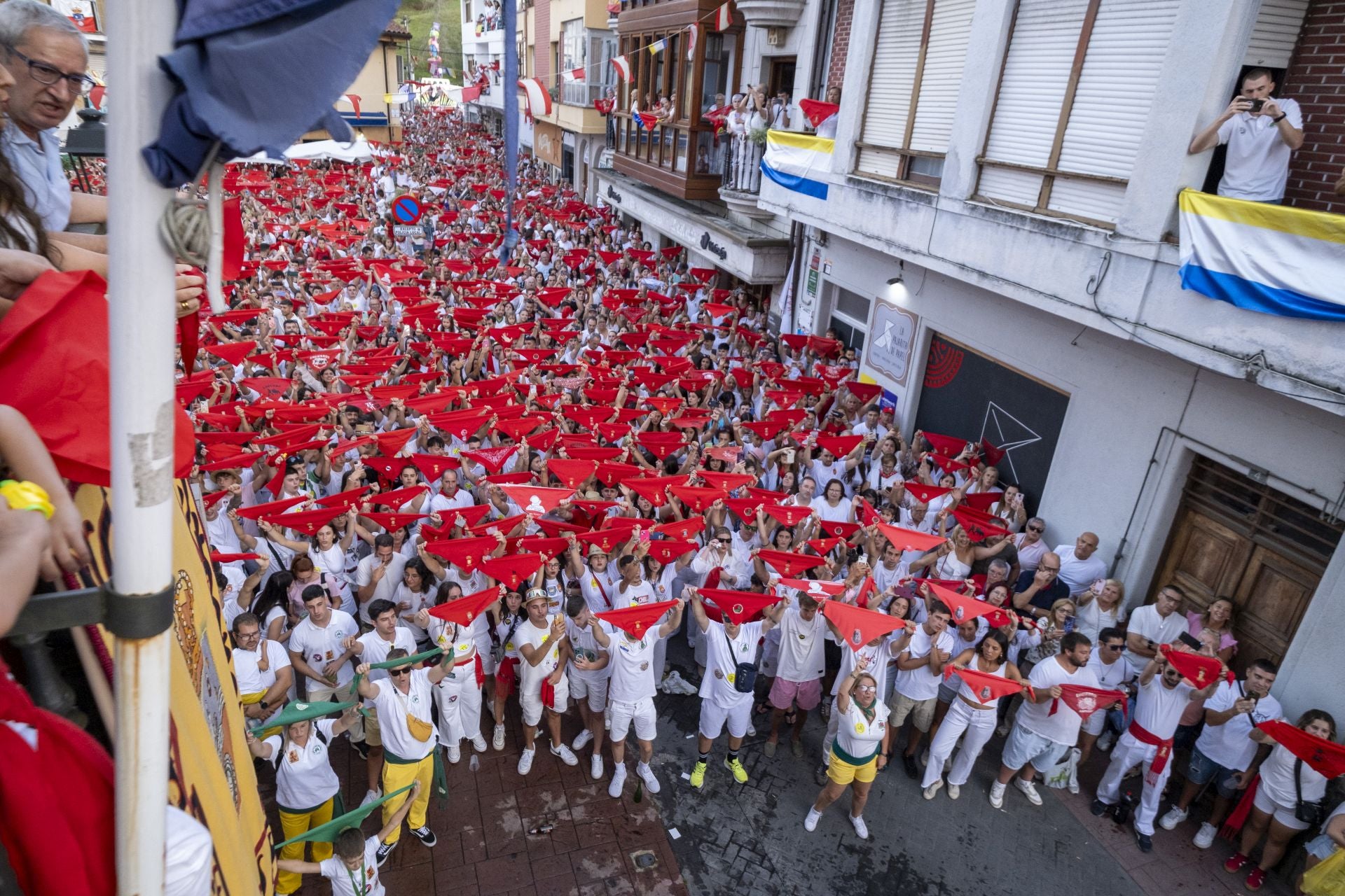 Charangas, peñas, locales y visitantes se lanzaron a las calles en busca de la verbena.