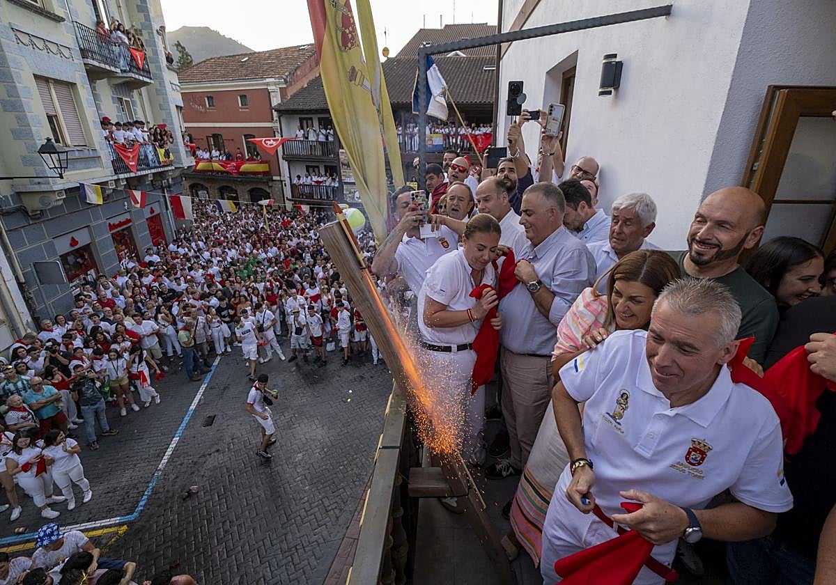 Multitudinario chupinazo en Ampuero