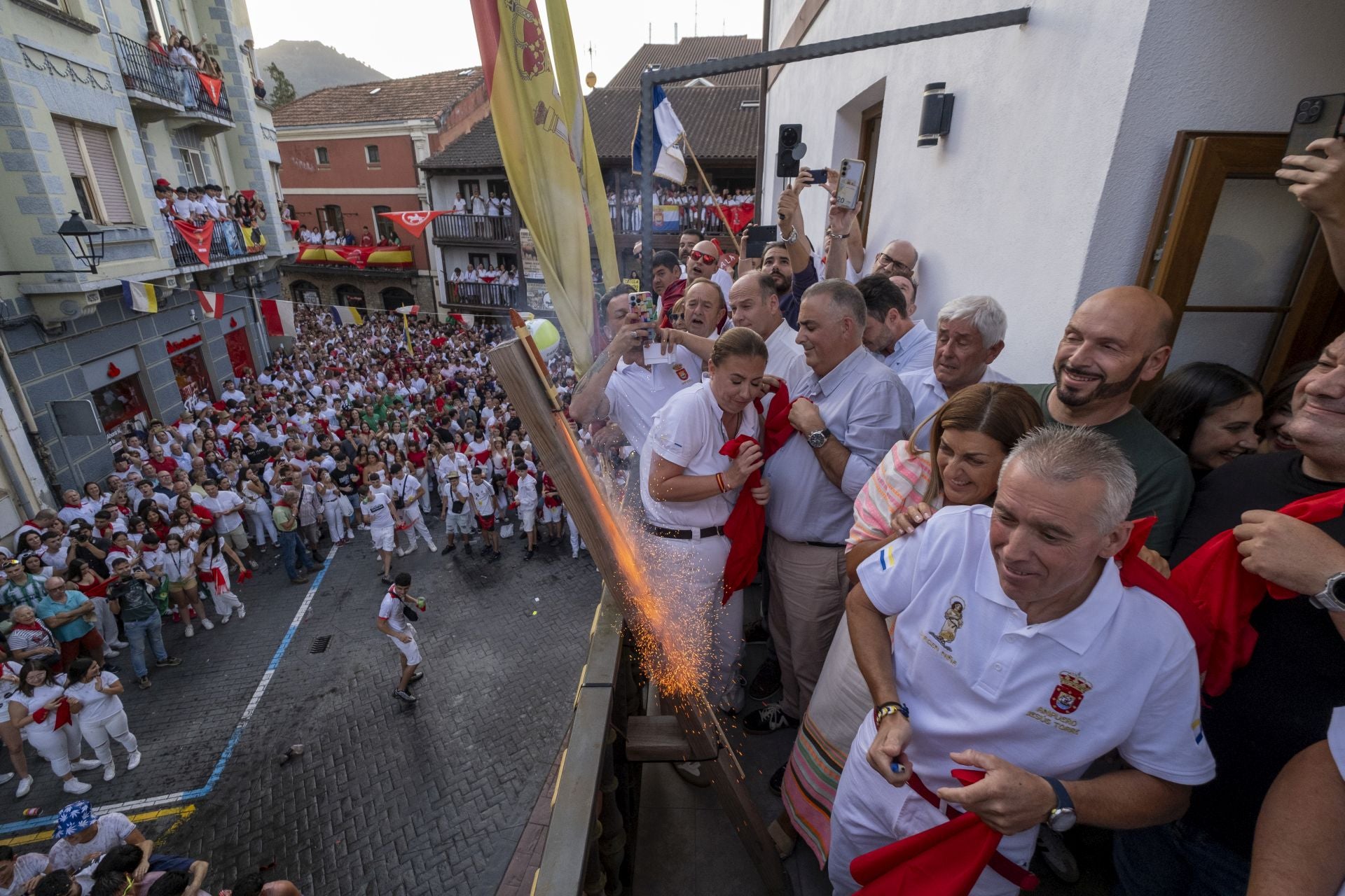 Multitudinario chupinazo en Ampuero