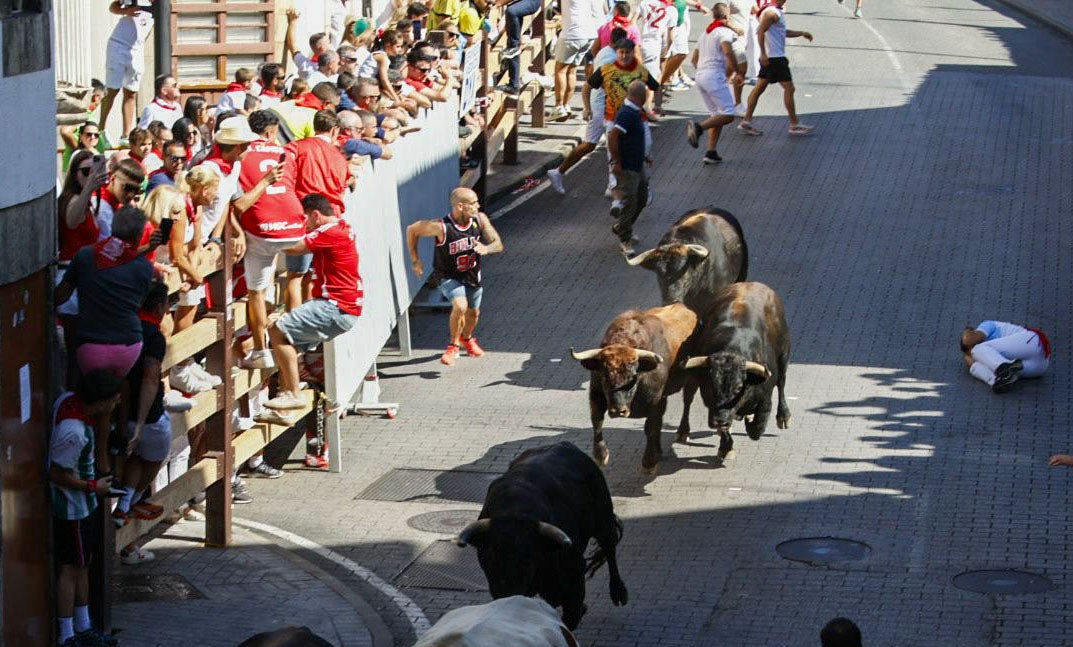 La manada estirada en el tramo final de la calle Mayor.