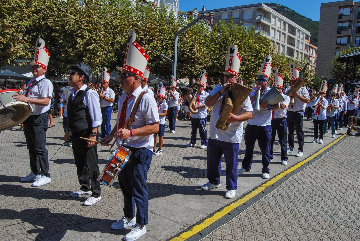 La Banda de Cartón ambientó con sus instrumentos los prolegómenos del momento más esperado por los santoñeses.