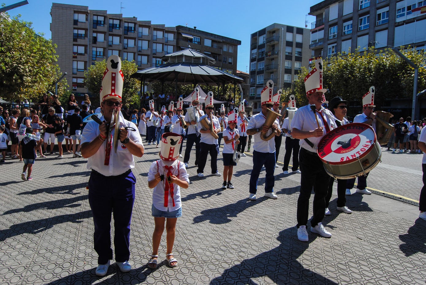 La Banda de Cartón cumple este año su 70 aniversario, poniendo siempre la banda sonora a los festejos de la Virgen del Puerto. 