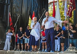 La directora de la coral, Lara Agudo, y el presidente de la agrupación, Jesús Marín, en el escenario