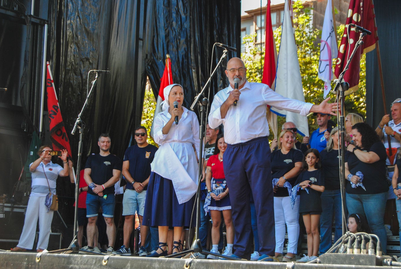 La directora de la coral, Lara Agudo, y el presidente de la agrupación, Jesús Marín, fueron los primeros en salir al escenario.
