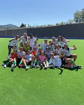Las jugadoras verdiblancas celebran los primeros tres puntos de la Liga.