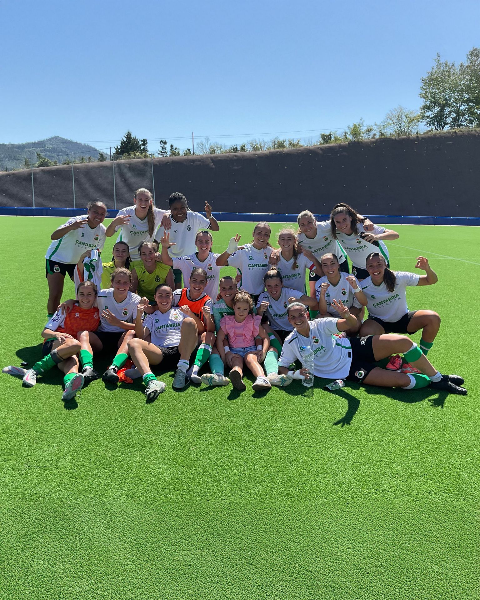 Las jugadoras verdiblancas celebran los primeros tres puntos de la Liga.