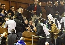 Momento del asalto al palco de los Campos de Sport.