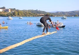 David Ceballos a punto de conseguir la bandera que le dio el triunfo en la presente edición.