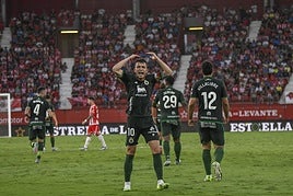 Íñigo Vicente alienta a la afición racinguista tras uno de los goles de Jeremy.