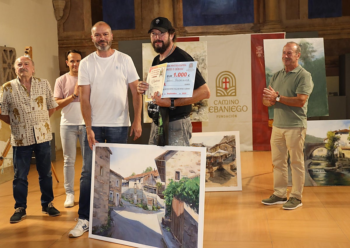 Imagen secundaria 1 - Autoridades, patrocinadores y pintores premiados; el pintor Beni Rodríguez, recibiendo el premio de Luís Sánchez, teniente de alcalde de Cillorigo de Liébana, y Óscar Herrán pintando su obra en el paseo del río en Potes